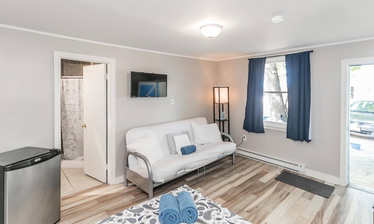 Wasaga Beach Hotel | Beachfront at Beach1 Motel