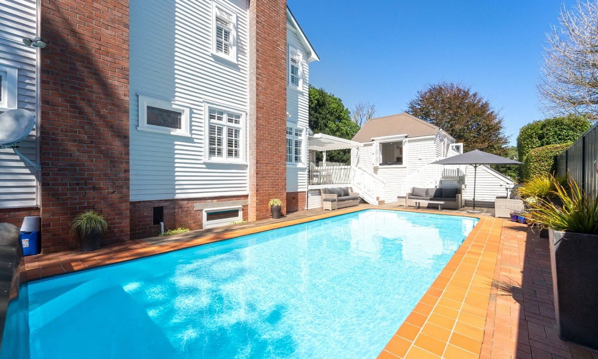 Greenlane - Ellerslie Villa | Cornwall Park Luxe Retreat | Pool | Gym | Cinema