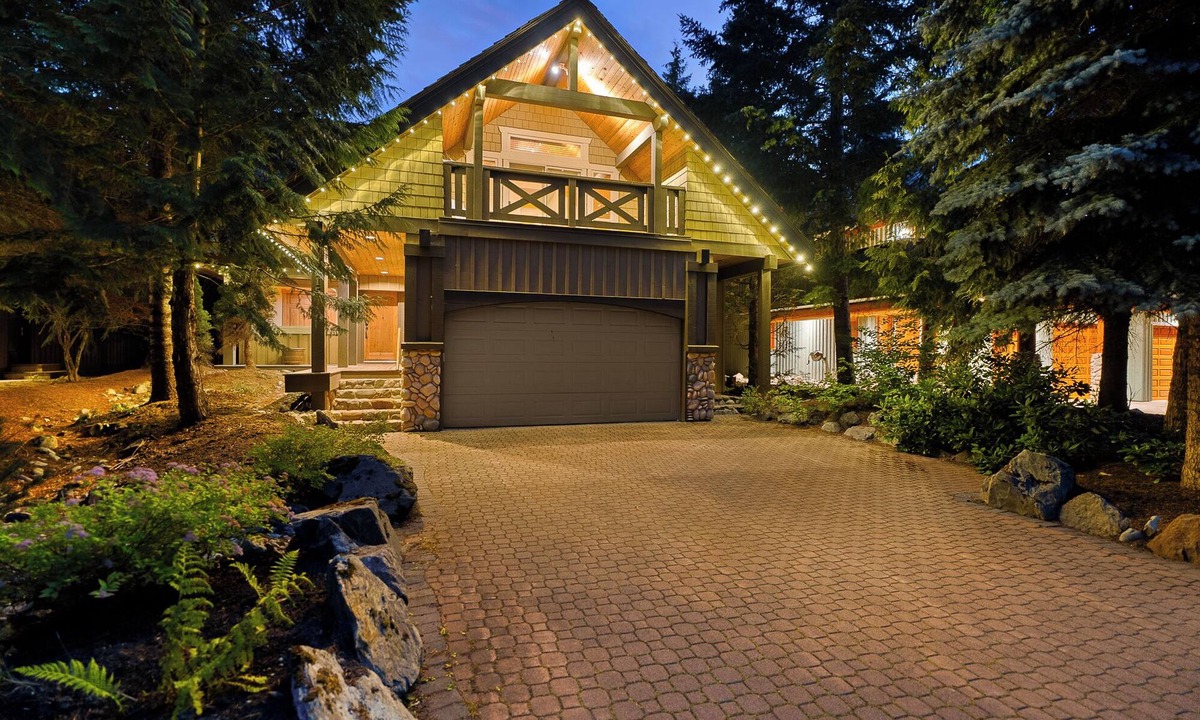 Nicklaus North Ski Chalet | Marmot's Meadow Chalet: Tranquil 14th Fairway - Private Hot Tub