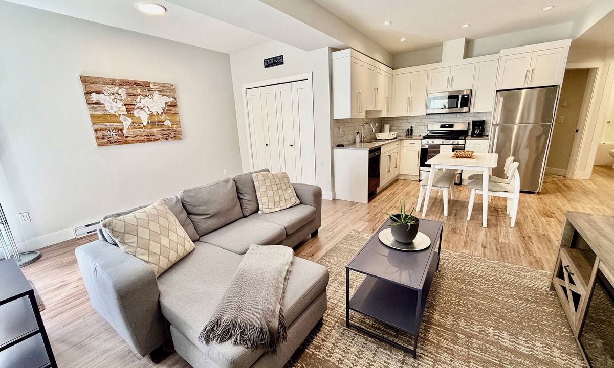 Surrey Apartment | New White Rock Suite Close to Pier and Border