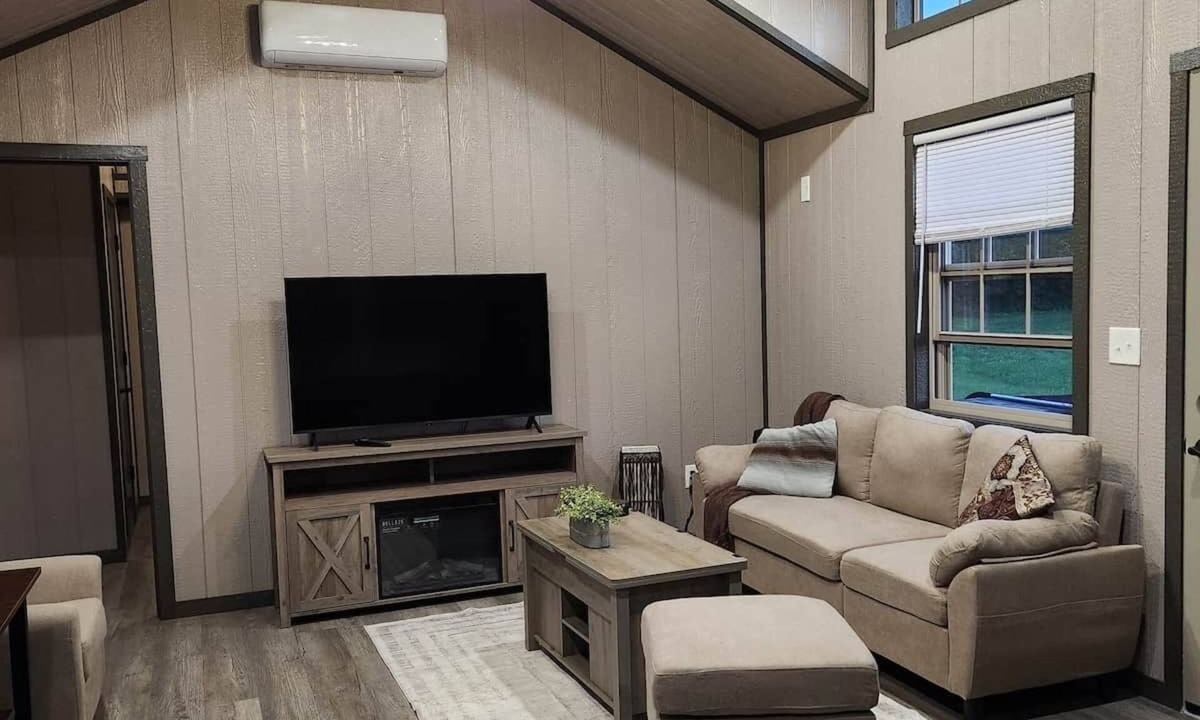 Sullivan House | Prairieview Cabin - with Hot Tub