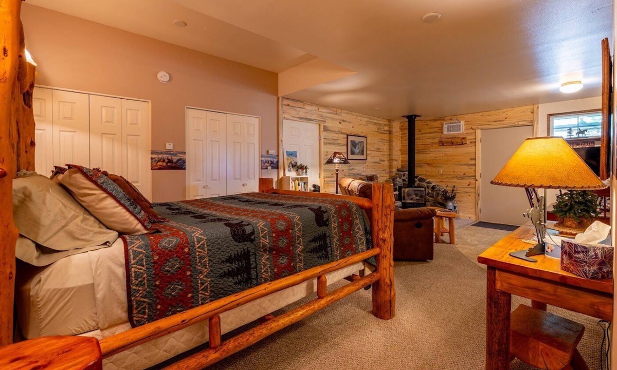 Cody Apartment | Trail's End- couples retreat close to downtown