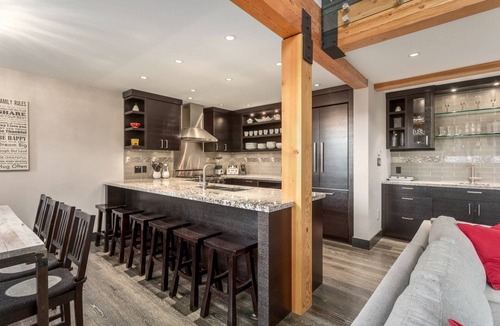 Whistler Village House | 5 STAR ACCOMMODATIONS! LUXURY STAY WITH MEDIA ROOM + PRIVATE HOT TUB.