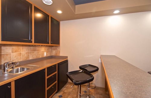 Whistler Village House | 5 STAR ACCOMMODATIONS! LUXURY STAY WITH MEDIA ROOM + PRIVATE HOT TUB.