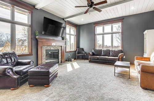 De Pere Cottage | 8 Mi to Lambeau Field: Family Home in De Pere!