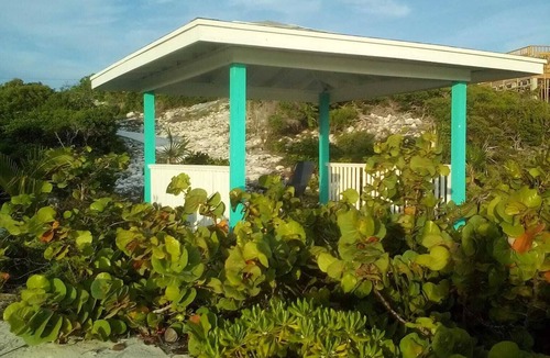 Black Point House | Anchorage - 4BR Luxury Beach House in Exuma – 50ft to calm water, Sleeps 10
