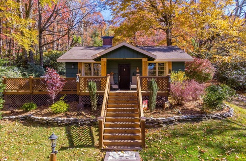 Blowing Rock Cabin | Bear Bungalow - 1 mile from Main Street Blowing Rock! Hot Tub - Pet Friendly - Fenced In Yard
