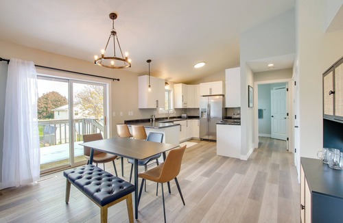 Little Chute Apartment | Bright Little Chute Condo w/Deck & Yard!