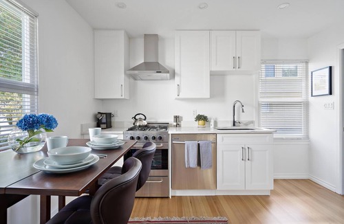 James Bay House | Charming Seaside Cottage in Victoria's Historic Core