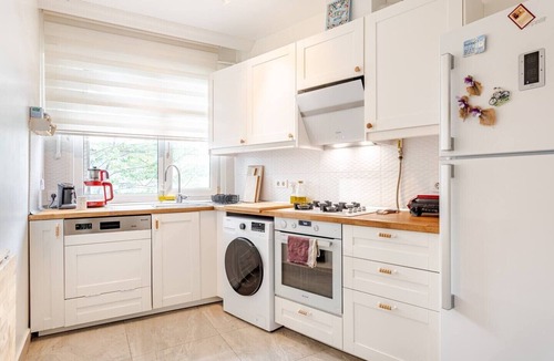 Moda Apartment | Family-Friendly 3BR Oasis in Moda – Balcony, Near Ferry, Metro & Seaside!