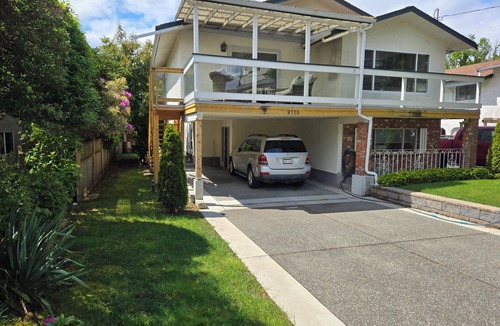 Booktown House | Furnished 1900sf 3bedr house in downtown Sidney one block from Ocean and shops