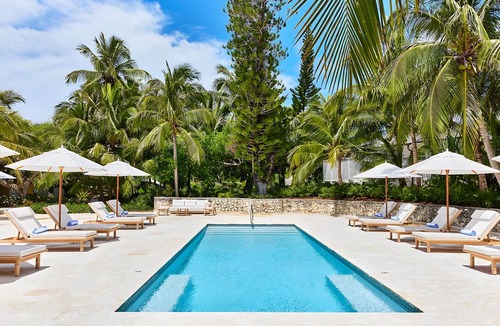 Governor's Harbour Villa | Immerse in Beachfront Bliss: Cottage with Veranda Overlooking Pink Sands