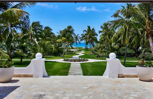 Governor's Harbour Villa | Immerse in Beachfront Bliss: Cottage with Veranda Overlooking Pink Sands
