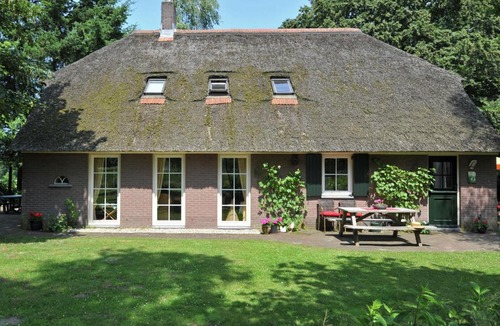Emst House | Modern farmhouse in Emst with a beautiful terrace and garden