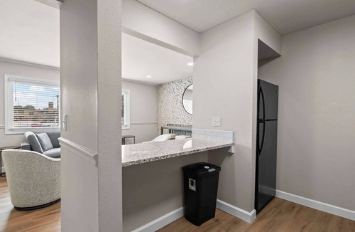 Springfield Apartment | Newly Renovated Unit in Central Spfld! #204