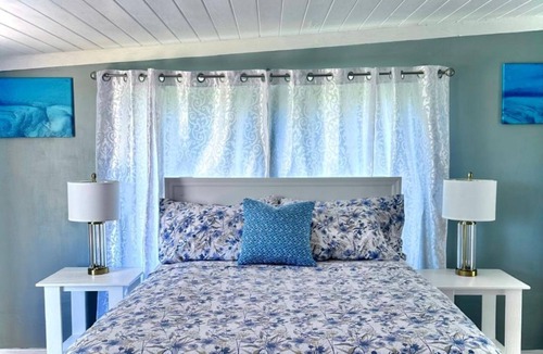 Rolle Town Cabin | Queen Room with Garden View