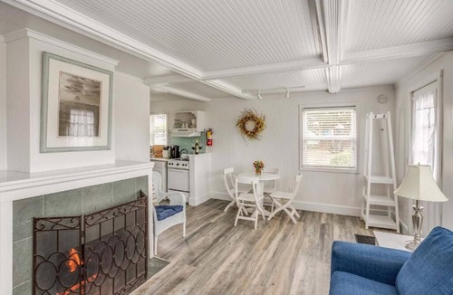 Downtown Cannon Beach Hotel | Seaside Serenity a Short Walk from Haystack Rock! Kitchenette, Parking!