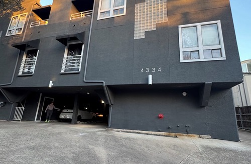 Knox - Henderson Apartment | Tremendous 2-bedroom apartment with AC in