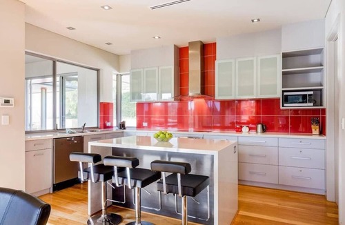 Yallingup House | Valley Views—Elevated Hilltop Escape near Beaches