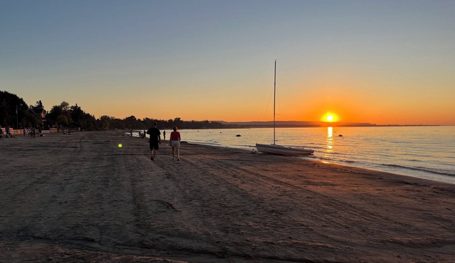 2 Bed Apartment-300m to the private beach, 25 minutes to the Blue Mountain in Wasaga Beach