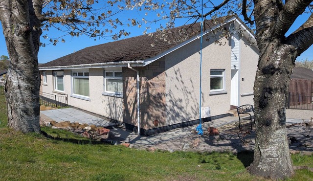 3 Bedroom Bungalow. Home from home! Close to city centre. Free parking! in Inverness