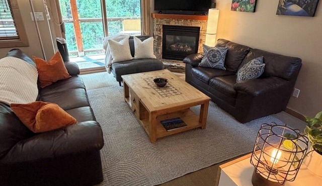 3 level Townhouse with Private Hot Tub and Garage - close to ski hill. in Rossland