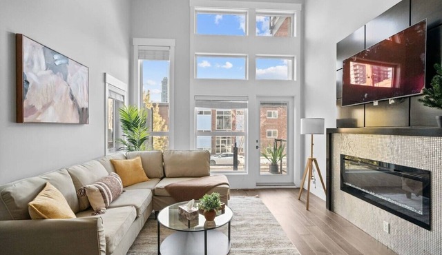 3BR | Garage | DT Views | Central | Lux Townhome in Calgary