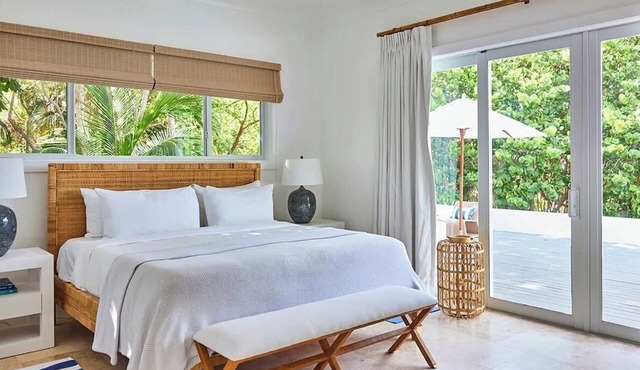 4 Bedrooms with Sea Views, Private Pool, & Near Tippy’s Beach Bar in Governor's Harbour