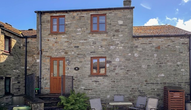 A fantastic, 2 bed cottage, sleeping 4 people and 1 furry friend w/open fire, WiFi & central heating in Richmond