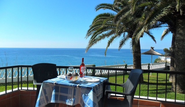 Acapulco Playa (private rental) with 180º sea view in Nerja