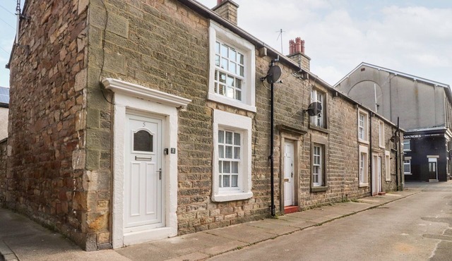BAY COTTAGE NO 5, family friendly, with a garden in Morecambe in Morecambe