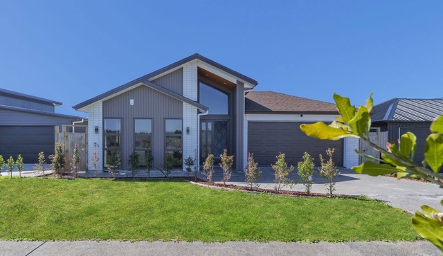 Beach Revival – Clarks Beach Holiday Home in Clarks Beach