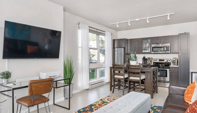 Beautiful 1-Bedroom Apartment@Walk to Uptown@Fast WiFi@In-Unit W/D in Minneapolis