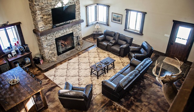 Beautiful Custom Built Lodge (4,600 SQ FT) in Wyanet