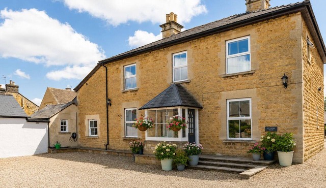 Beautiful Family Retreat- Luxury HotTub-Games Room in Bourton on the Water