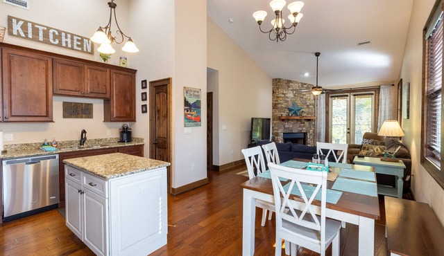 Berry Patch - Modern Townhome in Small Resort Community with Pool in Cullowhee