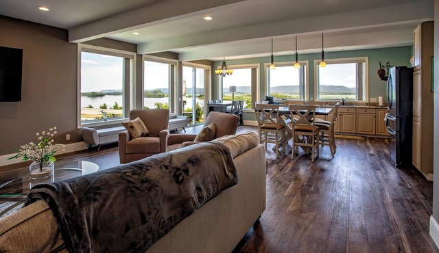Big River Escape Grandview Manse in Altura