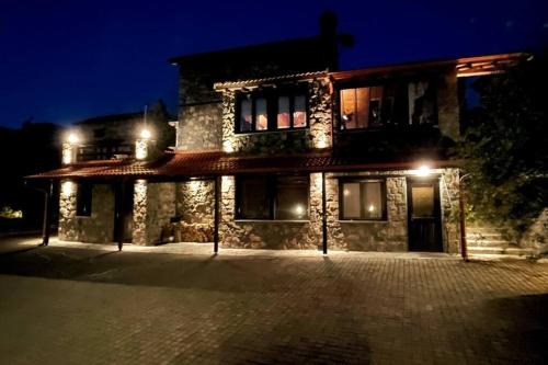 Blessings Chalet στον Παλαιό Άγιο Αθανάσιο με Τζάκι, Barbeque, μεγάλη αυλή και υπέροχη θέα in Palaios Agios Athanasios