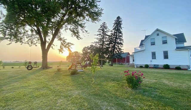 Bluff Country Farmhouse with a view in Peterson