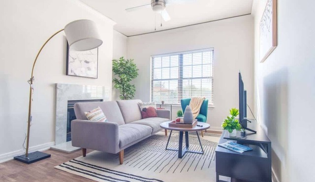 Boulevard Stays 1BR King Suite Pool, Gym & Parking 01 in Irving