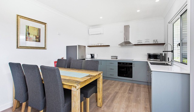 Breathtaking Hilltop Cabin 1 - A Home away from Home in Broughton Village