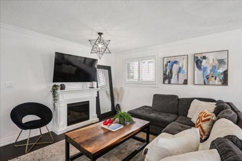 Bright 3-BDRM House, Family Home & Parking, YYZ Airport in Mississauga