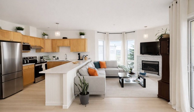 Bright and Stylish Furnished Condo-LightGlass YYC, WiFi & Free Parking in Calgary