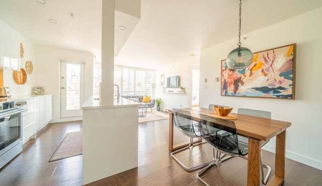 Bright Beachfront 2-Bed, City Views, Yaletown in Vancouver