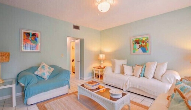 Bright & Sunny 2BD condo - near Atlantis and Beach in Bayview Lane