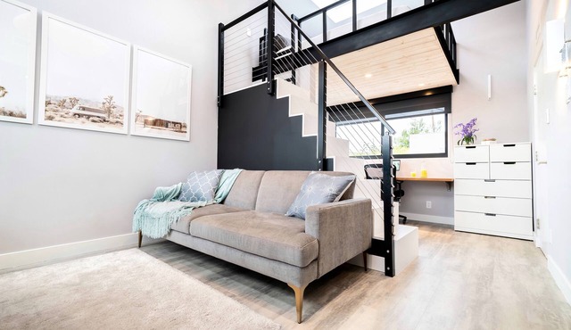 California King, 1 Bathroom, Full Kitchen, and Large Workspace in Venice Beach in Los Angeles