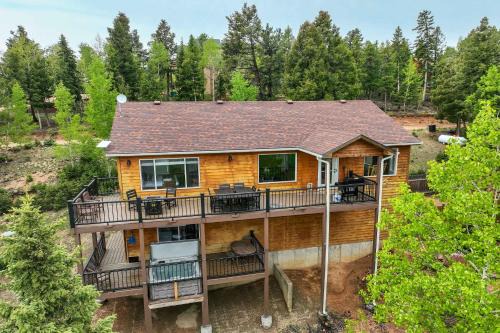 Cedarstone Lodge Luxe Mountain Retreat w Hot Tub in Woodland Park