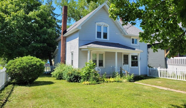 Centennial House - Historic Home with Lakeview! Just 2 blocks from Downtown and Beach! in Beulah