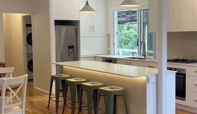 Central Stay with Spa and Nature Views. 30 mins to Hyams beach or Berry in Nowra