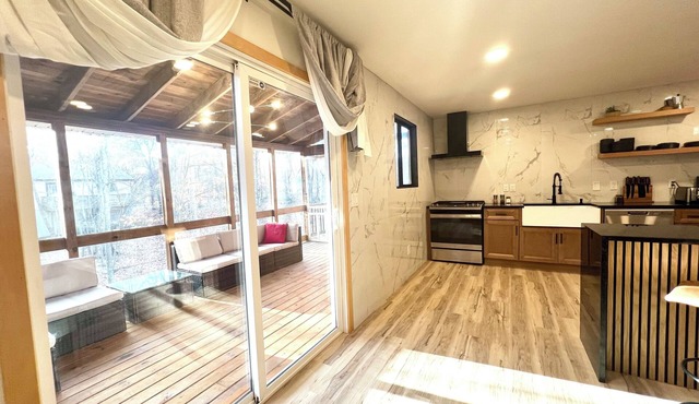 Charming 3bedroom Oasis Close to Skiing with Modern Amenities and Pool Access in Saw Creek